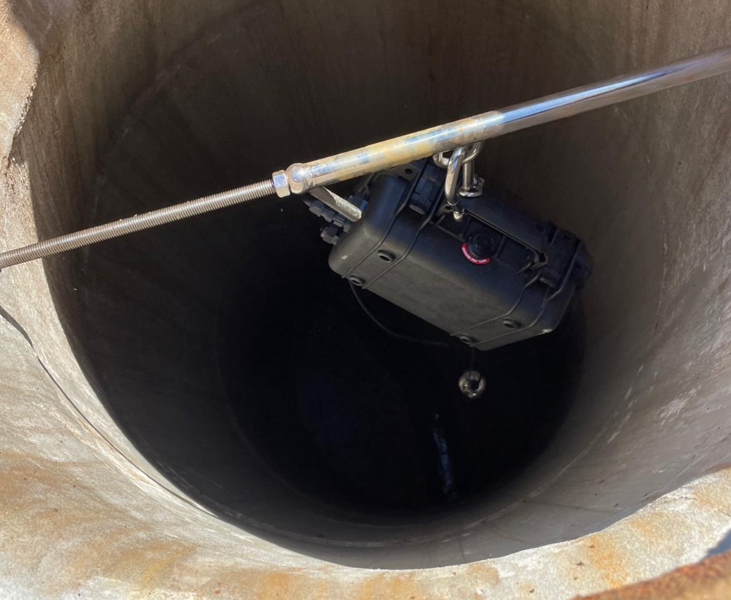 Adjustable manhole crossbeam